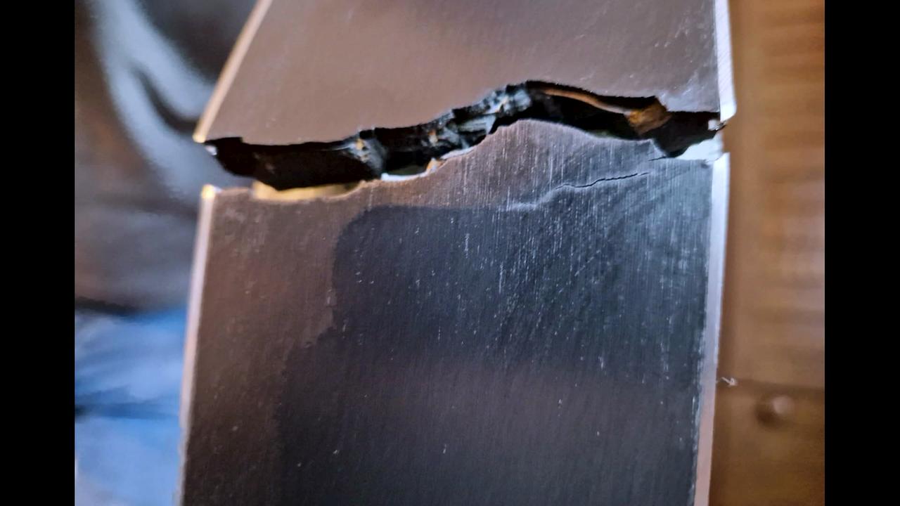 © ORF / Gerald Gottlieb Das Bild zeigt die Bruchstelle des Skis welche quer über die gesamte Breite geht