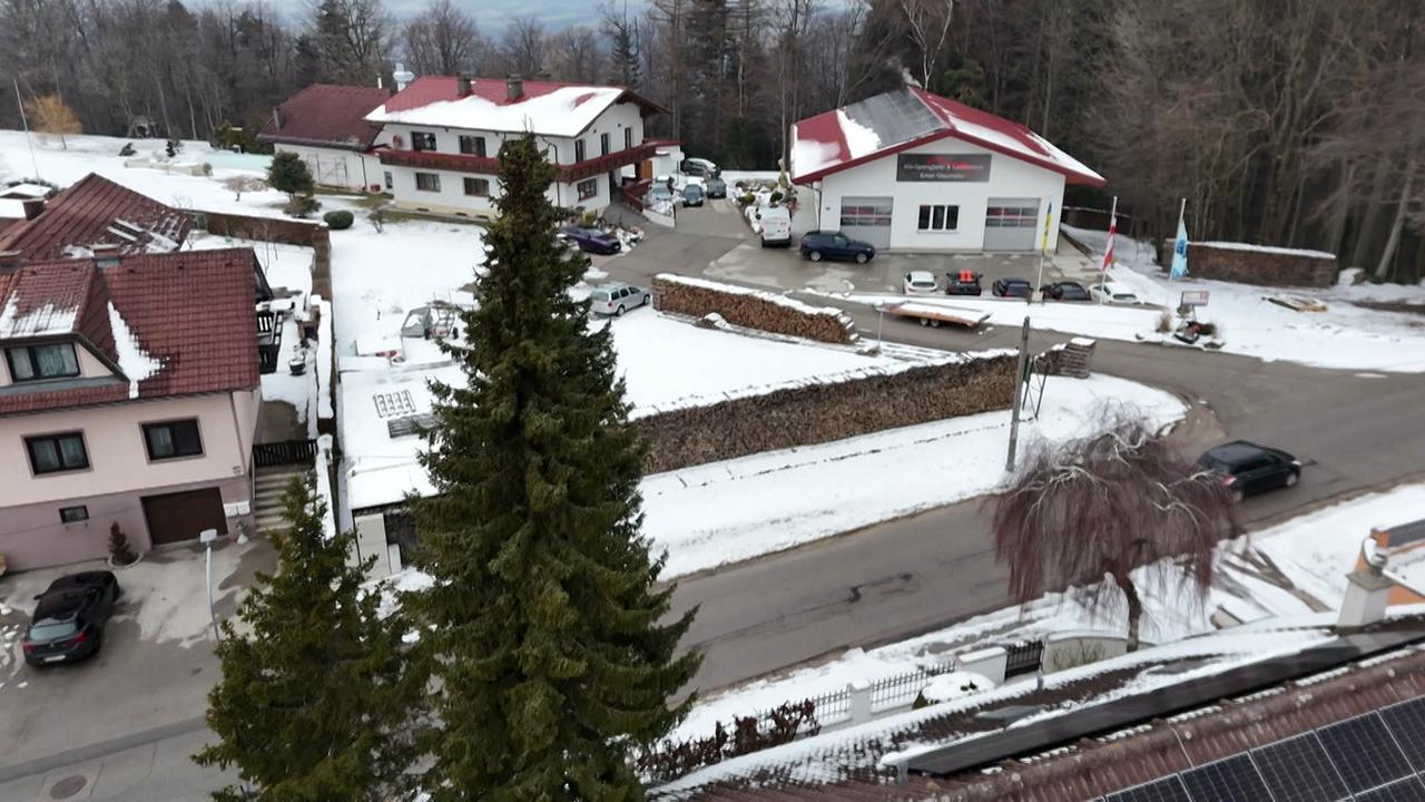 Das Luftbild zeigt die Spritzlackiererei inmitten des Grünlands und gleichzeitig auch den geringen Abstand zur Wohnsiedlung