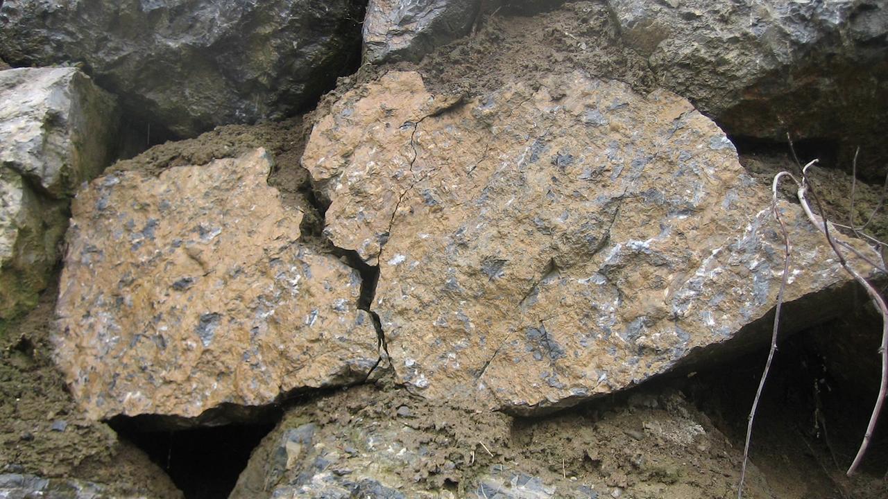 © ORF / Klaus Ibitz Das Bild zeigt einen Wasserbaustein mit deutlichen Bruchspuren