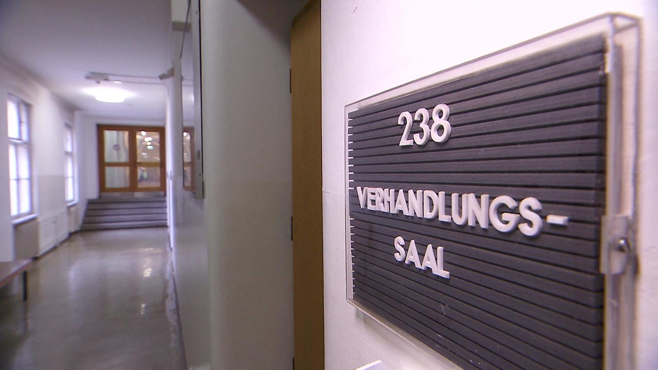 Der Eingang in den Verhandlungssaal des Gerichts ist zu sehen