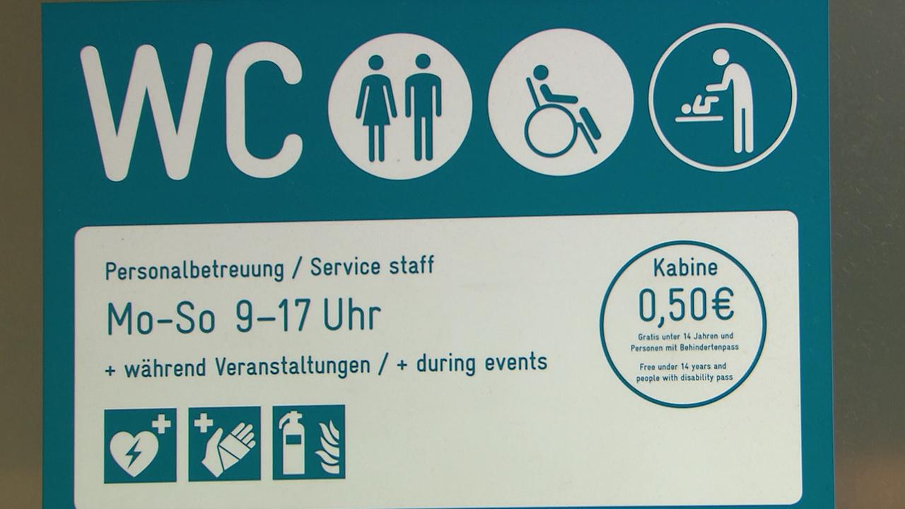 Ein Schild am öffentlichen WC mit den zu entrichtenden Gebühren ist zu sehen