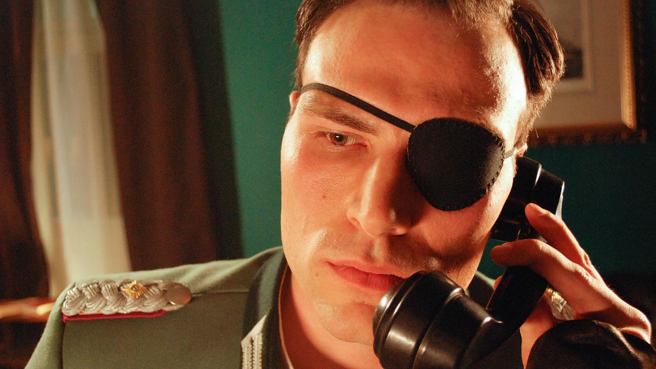 © ORF/ZDF Enterprise/Oliver Halmburger Oberst von Stauffenberg (Peter Becker) spricht wenige Tage vor dem 20. Juli 1944 mit seiner Frau - und verschweigt, dass er das Attentat ausführen wird.