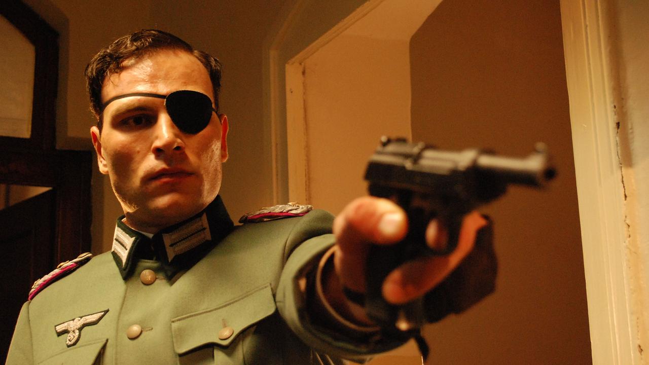© ORF/ZDF Enterprise/Oliver Halmburger Claus von Stauffenberg (Peter Becker) kurz vor seiner Verhaftung.