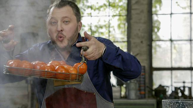 Produktentwickler Sebastian Lege demonstriert, mit welchem Verfahren man Tomaten am schnellsten häuten kann - und das im industriellen Maßstab.