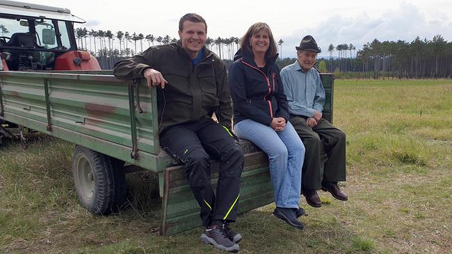 © ORF/Embfilm Drei Generationen Schwarzföhre-Bauern im Großen Föhrenwald.