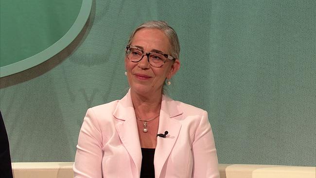 Uschi, Kellnerin, blonde, zu einem Zopf gebundene Haare, Brille