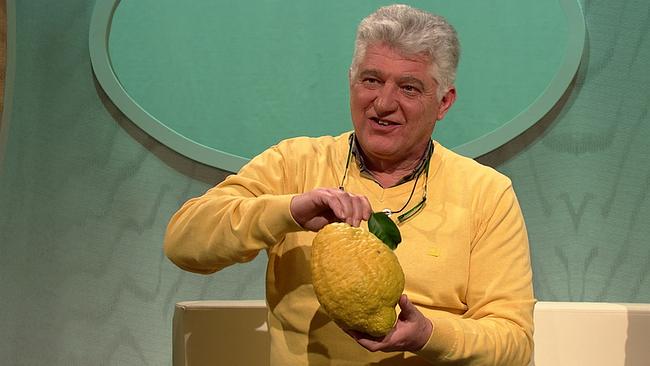 Michael ist Zitronenbauer- er hält eine riesige Zitrone in Händen