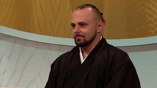 Rafał, dunkle, zu einem Knoten gebundenen Haare, Bart, ist Leiter einer traditionellen Samurai-Schule