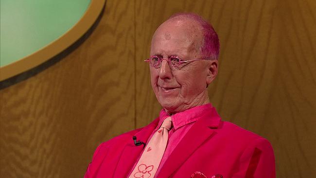 Nick Treadwell, kurze pinke Haare, kleine pinke Brille - auffälliges gesamtoutfit in rosa, ist Galerist