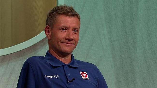 © ORF Oliver, kurze, dunkelblonde Haare, blaues Poloshirt, Leistungssportler