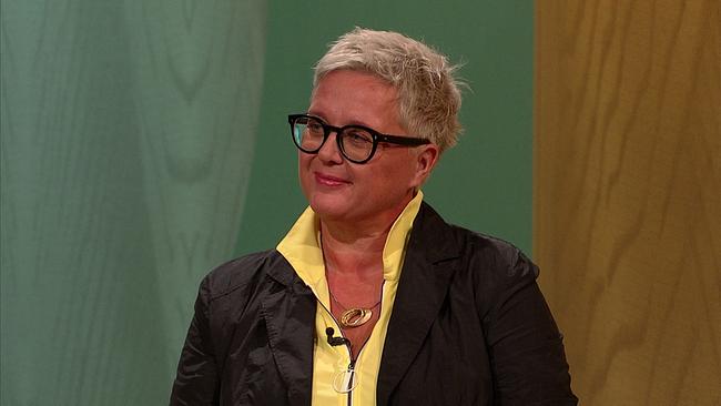 Dr. Bärbel Klepp, blonde, kurze Haare, schwarze Brille, Psychosoziale Expertin