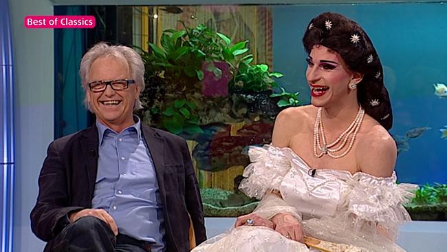 Karl, Lehrer in Pension wird von Alexander, Travestiekünstler überrascht 