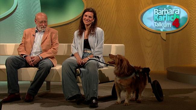 Viki, Künstlerin mit ihrem Hund “Rudi”