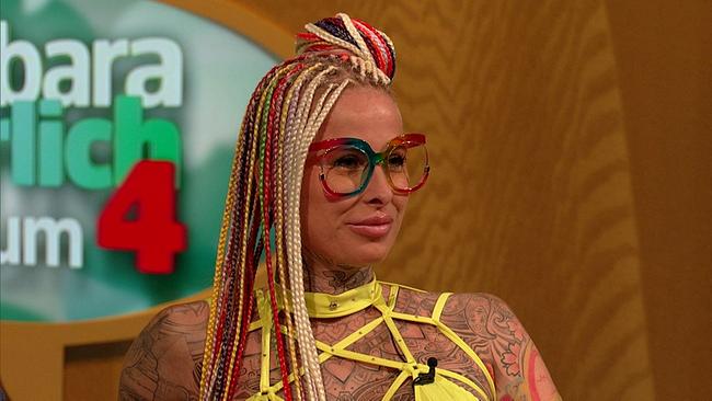 Bianca, Gastronomin, blonde Haare, Dreadlocks, stark tätowiert
