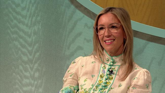 Miriam, Coachin, blonde, lange Haare, Brille