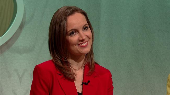 © ORF Christine, Pädagogin und Musikerin, Schulterlange, braune Haare, roter Blazer