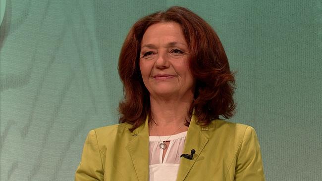 © ORF Carina, Podcasterin und Coachin, Schulterlange Rotbraune Haare, Kiwifarbener Blazer