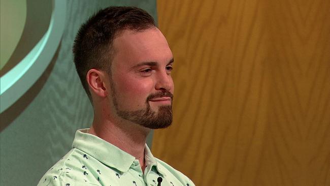 © ORF Christoph, Heilmasseur, dunkle kurze Haare, Vollbart, helles Hemd