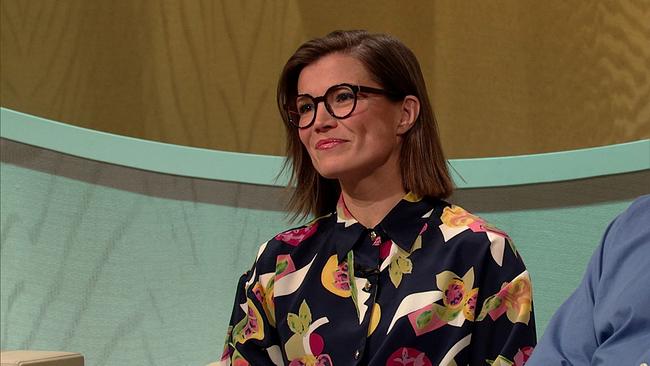 © ORF Mona, Kabarettistin und Schauspielerin, braune Schulterlange Haare, schwarze Brille, bunte Bluse