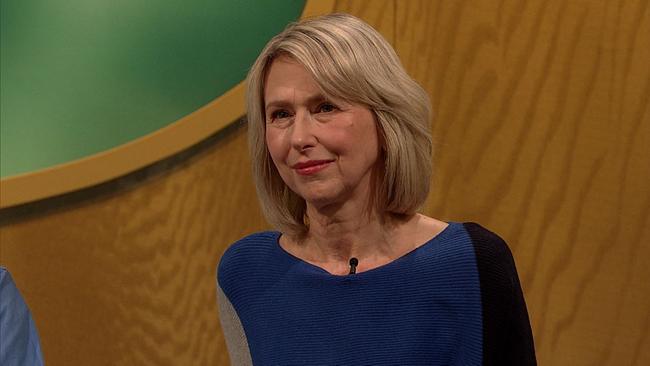 © ORF Eva, Elementarpädagogin, blonde Kinnlange Haare, blauer Pullover