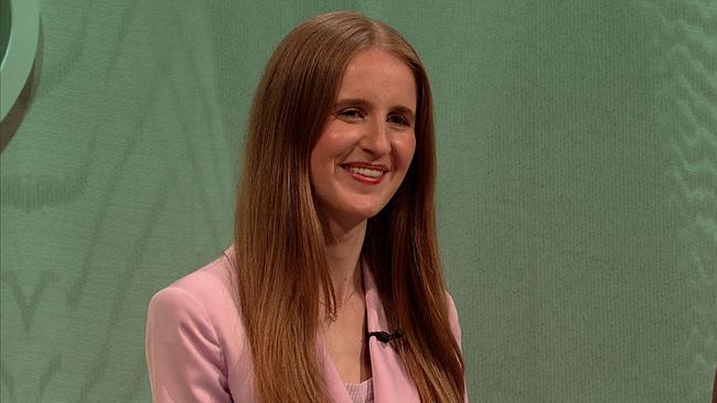 © ORF Katharina, Winzerin, rotblonde, lange Haare, trägt rosa Blazer