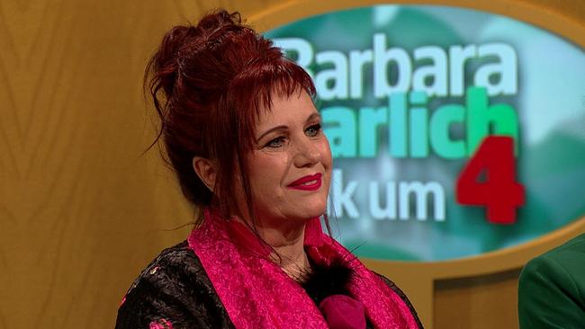 © ORF Gerti, Nageldesignerin, dunkelrote Haare, hochgesteckt