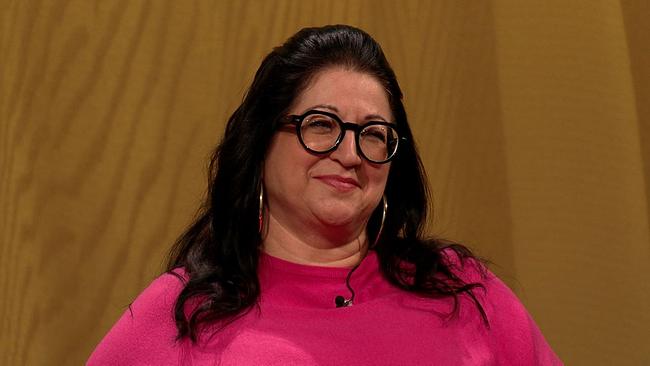 © ORF Andrea, Obfrau eines gemeinnützigen Vereins, dunkle, Schulterlange Haare