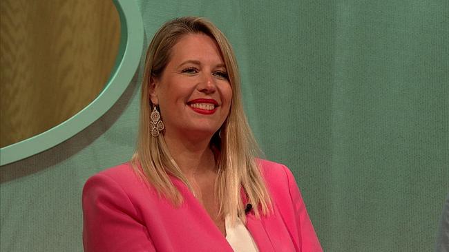 © ORF Verena, Beziehungscoachin, blonde, lange Hare, pinker Blazer