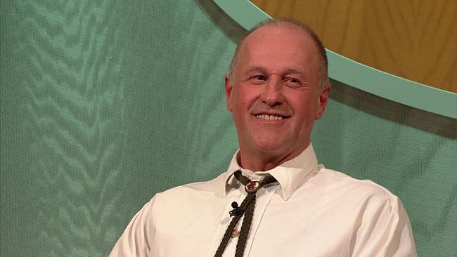 © ORF Peter, Handwerker in Pension, kurze, graue Haare, beiges Hemd