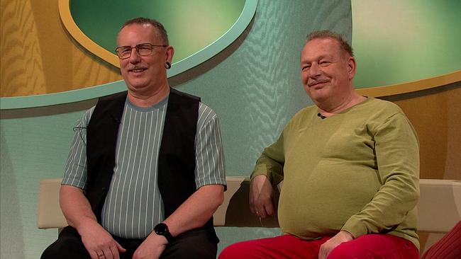 © ORF Klaus, Fotograf in Pension, und Harald, Beamter, beide hben kurze Haare, einen leichten Schnurrbart und sind legere gekleidet