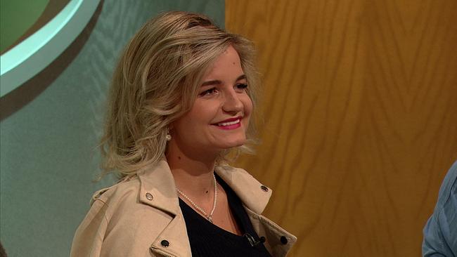 © ORF Anita, Inhaberin eines Schönheitssalons, blonde, Schulterlange Haare, roter Lippenstift