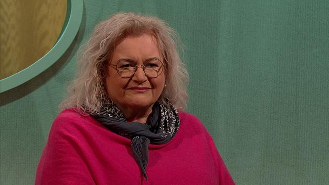 © ORF Sandra, Freischaffende Künstlerin, bonde, Kinnlange, gewellte Haare, Brille