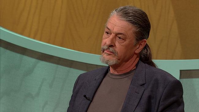 © ORF Herwig, Facharzt für Psychiatrie und Psychotherapeut, graue Haare zu Zopf gebunden, Vollbart