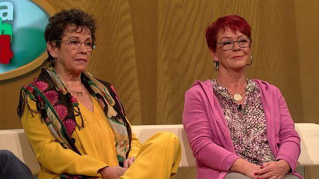 © ORF Brigitte, Inhaberin eines Lokals, dunkle, kurze Haare, Brille und Silvia, Einzelhandelskauffrau in Pension, kurze, rote Haare, Brille
