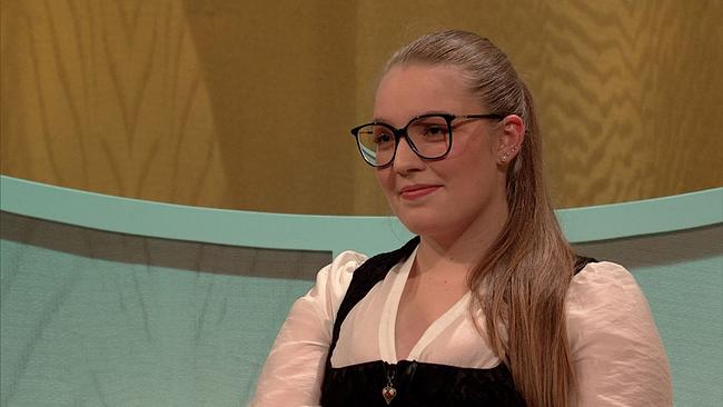 © ORF Katja, Jungbäuerin, blonde, lange Haare zu Zopf gebunden, dunkle Brille
