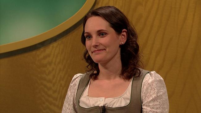 © ORF Monika, Jungbäuerin, dunkle, Schulterlange Haare, trägt ein Dirndl