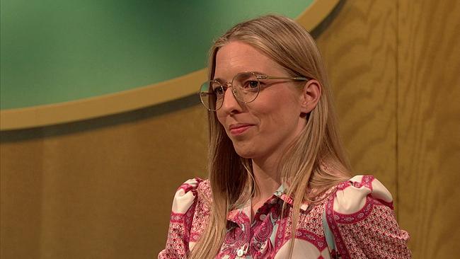 © ORF Christina, Ayurvedapraktikerin, blonde, glatte, lange Haare, Brille