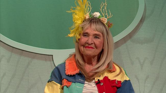 Erika, Außendienstmitarbeiterin in Pension, blonde Haare, sehr bunt gekleidet
