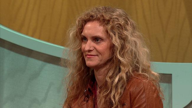 Dominique, Schauspielerin und Sprecherin, blonde, lange, gewellte Haare, braune Jacke