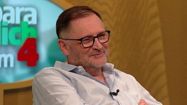 Josef, Barchef, dunkle, kurze Haare, leichter Bart, Brille, hellgraues Hemd