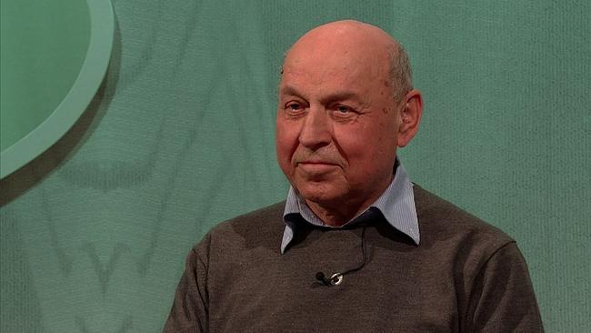 Ernst, Maurer in Pension, graue, kurze Haare, dunkelgaruer Pullvoer