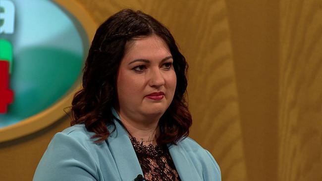 Iris, Kosmetikerin und Fußpflegerin, rotbraune, Schulterlange Haare, türkisfarbener Blazer