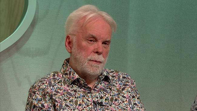 Otto, Lehrer in Pension, graue Haare, grauer Vollbart, buntes Hemd