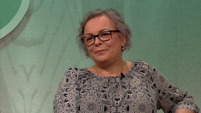 Regina, Kaufmännische Angestellte, graue Haare, dunkle Brille, schwarz-weiß gemusterte Bluse