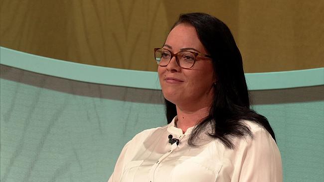 Jennifer, Bürokauffrau, dunkle, Schulterlange Haare, Brille, cremefarbene Bluse