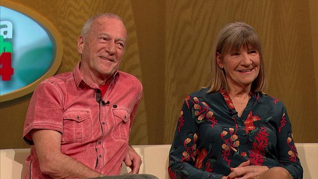 Peter-Paul, Programmierer in Pension, kurze, graue Haare, rötliches Hemd und Roswitha, Bürokauffrau in Pension, Schulterlange, graue Haare, geblümte Bluse