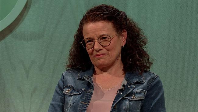 © ORF Monika, Landwirtin, dunkle, lockige Haare, Brille