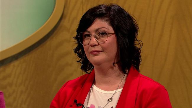 © ORF Tina, Cranio-Sacral-Praktikerin, dunkle, Schulzterlange, gewellte Haare, Brille