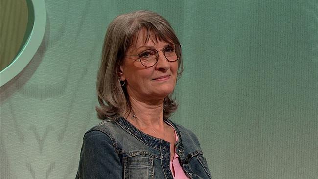 © ORF Brigitte, OP-Assistentin und Medium, graue, Schulterlange Haare, Brille