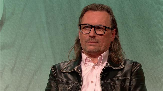 © ORF Franz, Bestatter und Thanatopraktiker, Schulterlange, dunkle Haare, Brille